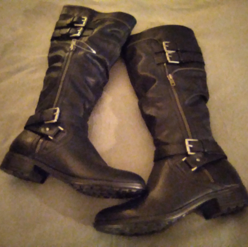 Black leather boots...cute zippers and buckels